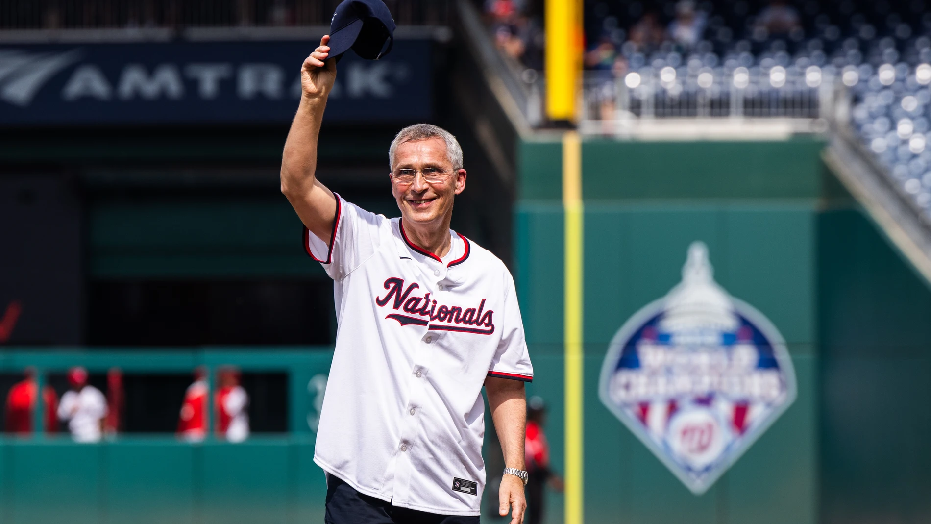 Washington (United States), 08/07/2024.- NATO Secretary General Jens Stoltenberg waves after throwing out the opening pitch before the Major League Baseball game between the Washington Nationals and the Saint Louis Cardinals at Nationals Park in Washington, DC, USA 08 July 2024. Stoltenberg is in DC for the North Atlantic Treaty Organization (NATO) Summit, which is taking place downtown between July 09 and July 11. (Cardenal) EFE/EPA/JIM LO SCALZO