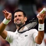 Djokovic hace como que toca el violín con su raqueta tras vencer a Rune
