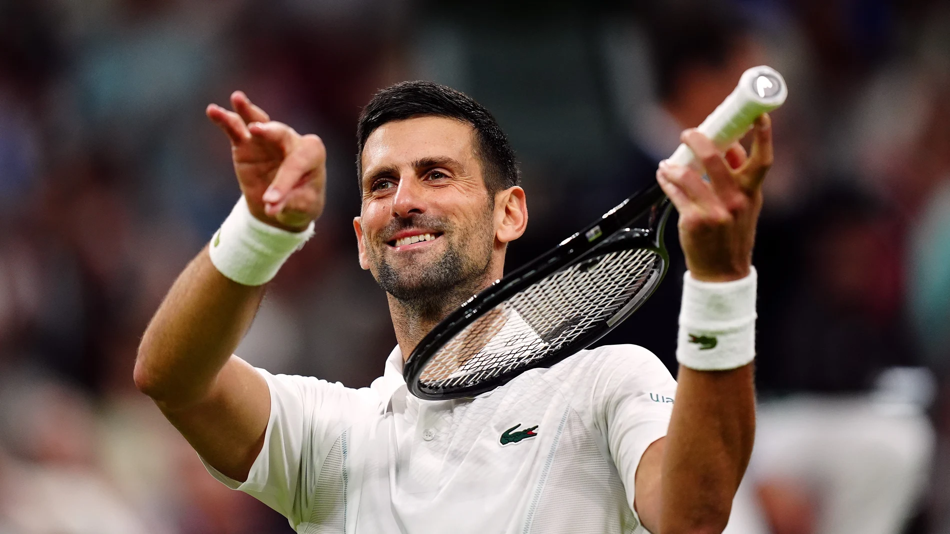 Djokovic hace como que toca el violín con su raqueta tras vencer a Rune