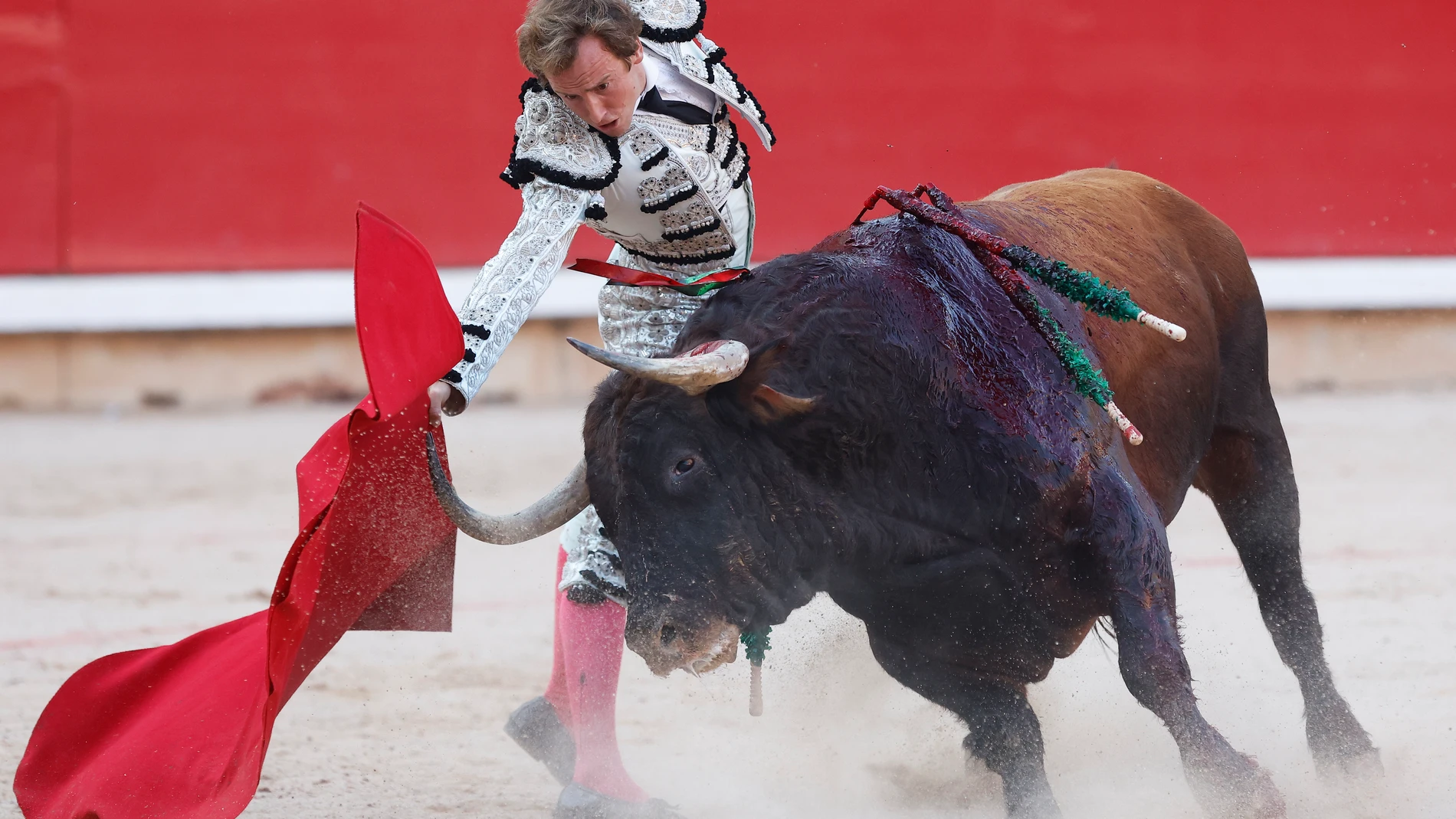 PAMPLONA, 08/07/2024.- El diestro Román durante la lidia a su segundo toro de la tarde en la cuarta de abono de la Feria de Toro de los Sanfermines 2024 donde ha compartido cartel con Juan Leal e Isaac Fonseca. EFE/ Villar López