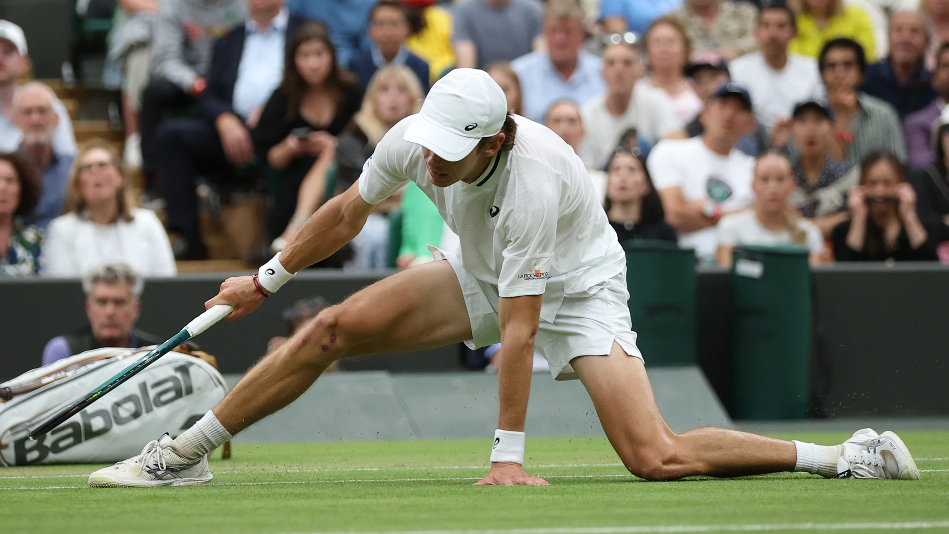 Wimbledon (United Kingdom), 08/07/2024.- Alex de Minaur of Australia slips on the court during his Men's Singles 4th round match against Arthur Fils of France at the Wimbledon Championships, Wimbledon, Britain, 08 July 2024. (Tenis, Francia, Reino Unido) EFE/EPA/ADAM VAUGHAN EDITORIAL USE ONLY
