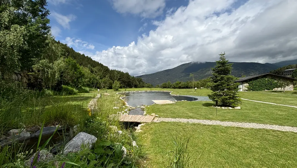 Un bucólico lago es el protagonista de su precioso jardín