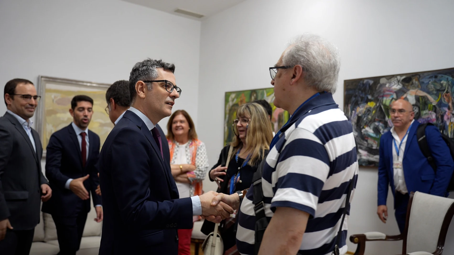 El ministro de la Presidencia, Justicia y Relaciones con las Cortes, Félix Bolaños (i), mantiene un encuentro con asociaciones de víctimas de abusos de la Iglesia, en la sede del Ministerio, a 8 de julio de 2024, en Madrid (España). Bolaños tiene esta cita un día después de enviar una carta a la Conferencia Episcopal advirtiendo a la Iglesia de que el modelo de reparación a las víctimas de abusos en pederastía debe contar con el Estado y ajustarse a las recomendaciones del Defensor del Pueblo...