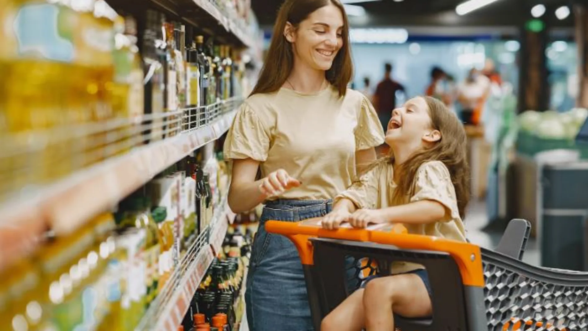 Mujer e hija hacen la compra en el supermercado