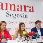La presidenta de la Cámara de Comercio de Segovia María José Tapia, junto al vicepresidente primero, Alberto Sonlleva, y la secretaria general en funciones, Marian Hidalgo, analiza el comportamiento de las importantes y exportaciones en la provincia 