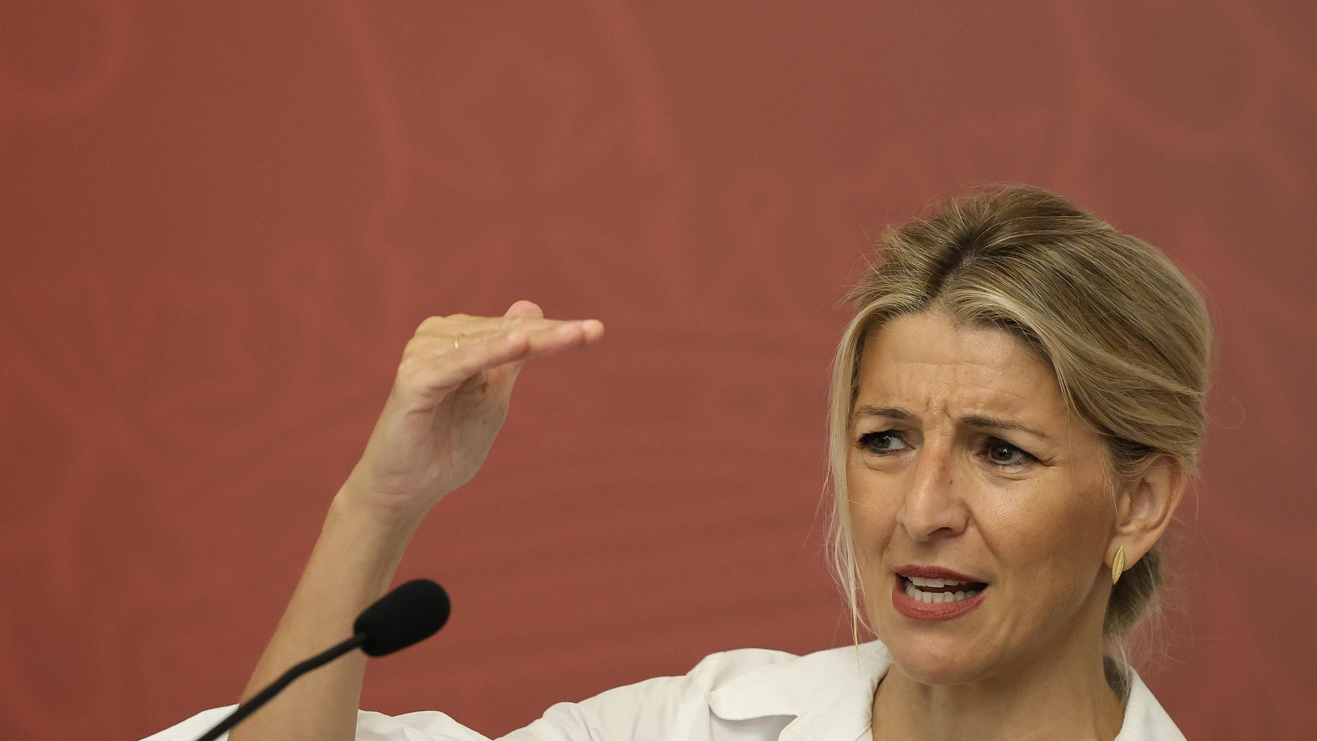 La vicepresidenta segunda y ministra de Trabajo y Economía Social, Yolanda Díaz, participa en el curso ‘Una legislatura social y de cambio: la democracia en la empresa’, en el Hotel Victoria, a 8 de julio de 2024, en San Lorenzo del Escorial, Madrid (España). Yolanda Díaz ha asistido a los cursos de verano de San Lorenzo del Escorial para hablar sobre ‘La modernización de España’.08 JULIO 2024;YOLANDA DÍAZ;CURSO;LEGISLATURA SOCIAL;CAMBIOS;DEMOCRACIA EN LA EMPRESA;SAN LORENZO DEL ESCORIAL;MA...
