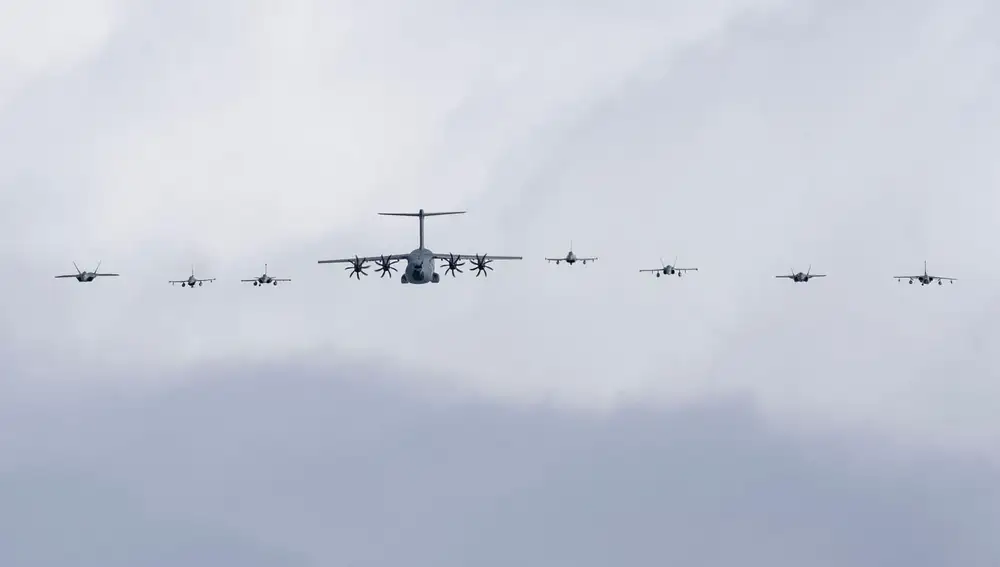 Formación de aviones europeos y de EE UU que participan en las maniobras
