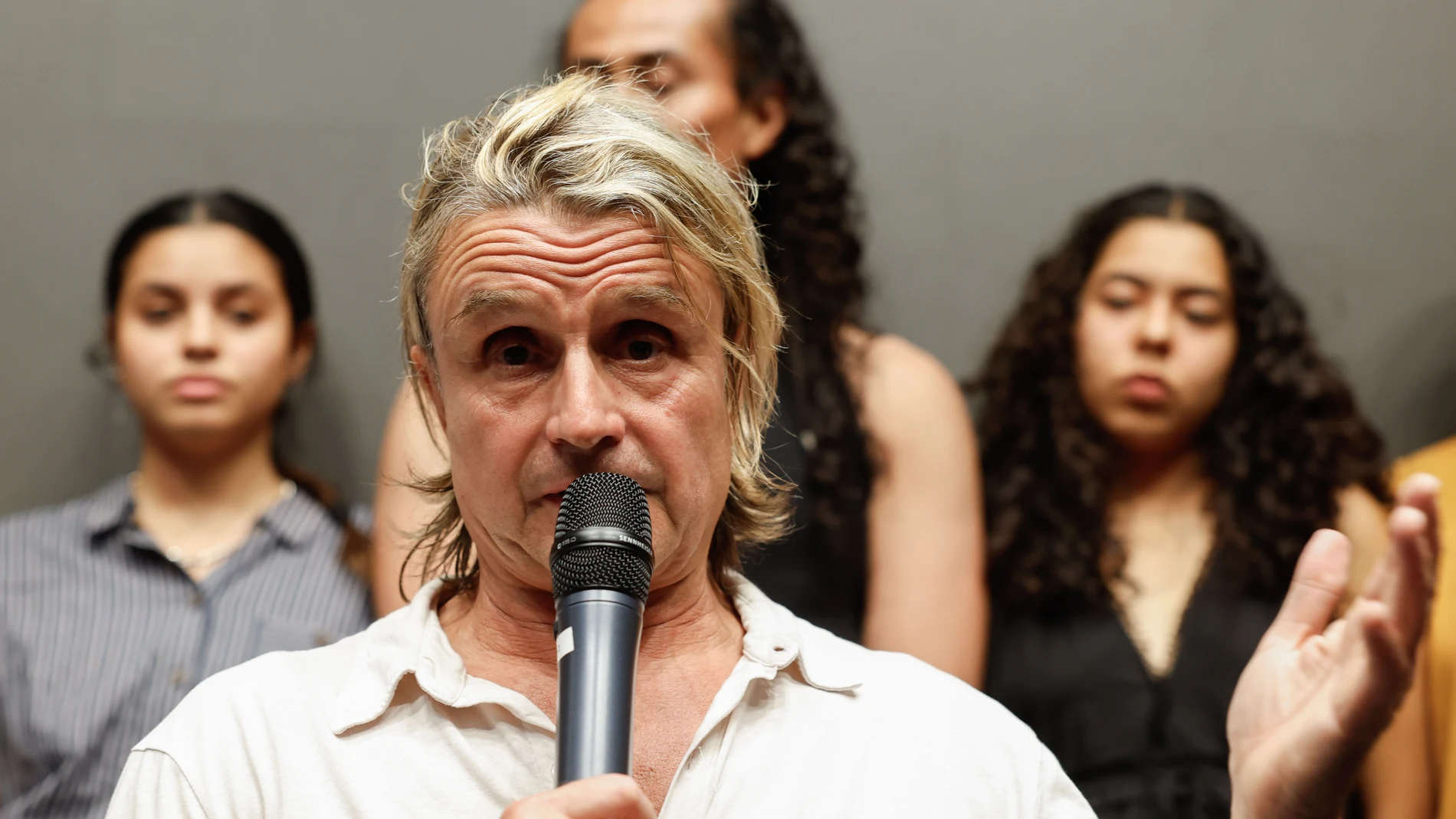MADRID, 09/07/2024.- El compositor y productor teatral español Nacho Cano ofrece una rueda de prensa tras quedar en libertad provisional este martes después de declarar ante la Policía por la supuesta contratación ilegal de inmigrantes para el espectáculo musical 'Malinche', que se representa en Madrid. EFE/Mariscal