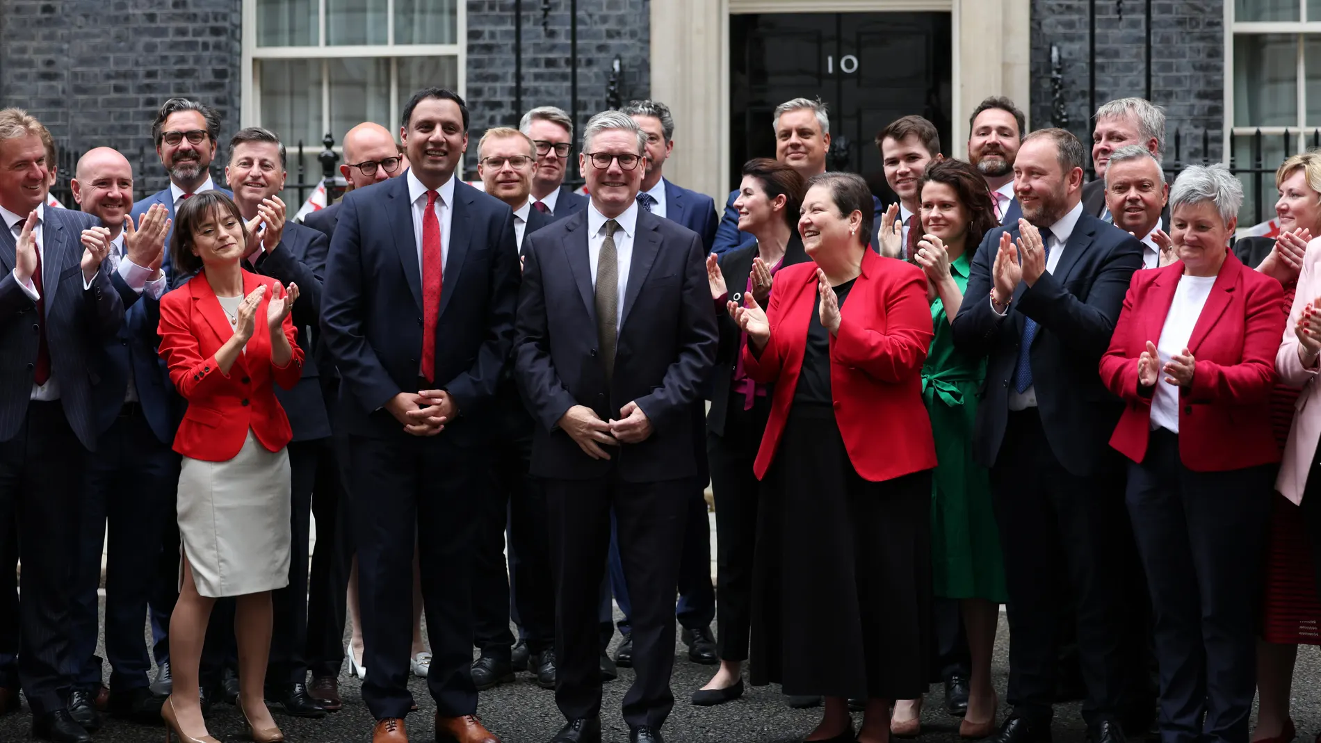 London (United Kingdom), 09/07/2024.- British Prime Minister Keir Starmer (C) poses for a photo with Scottish Labour MPs outside No.10 Downing Street following a cabinet meeting in London, Britain, 09 July 2024. (Reino Unido, Londres) EFE/EPA/ANDY RAIN