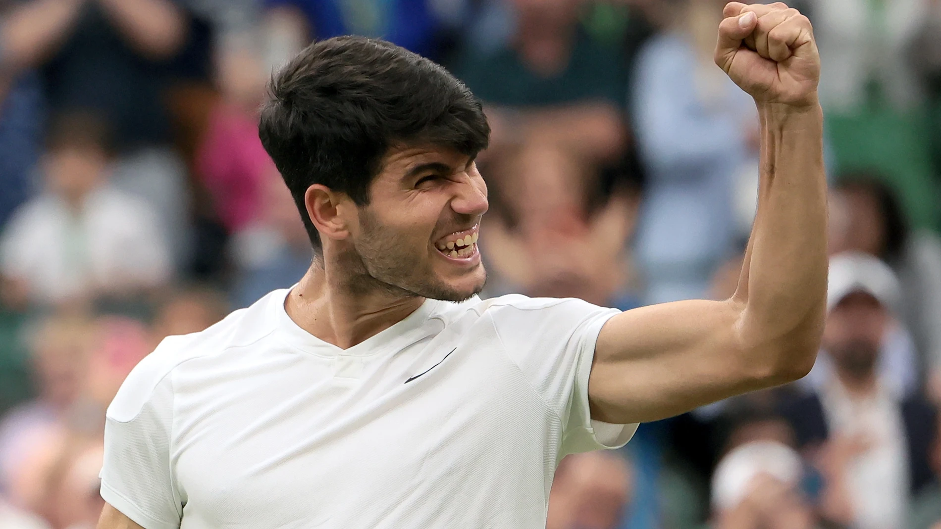 Wimbledon (United Kingdom), 09/07/2024.- Carlos Alcaraz of Spain celebrates after winning the Men's quarterfinal match against Tommy Paul of the USA at the Wimbledon Championships, Wimbledon, Britain, 09 July 2024. Alcaraz won in four sets. (Tenis, España, Reino Unido) EFE/EPA/TIM IRELAND EDITORIAL USE ONLY