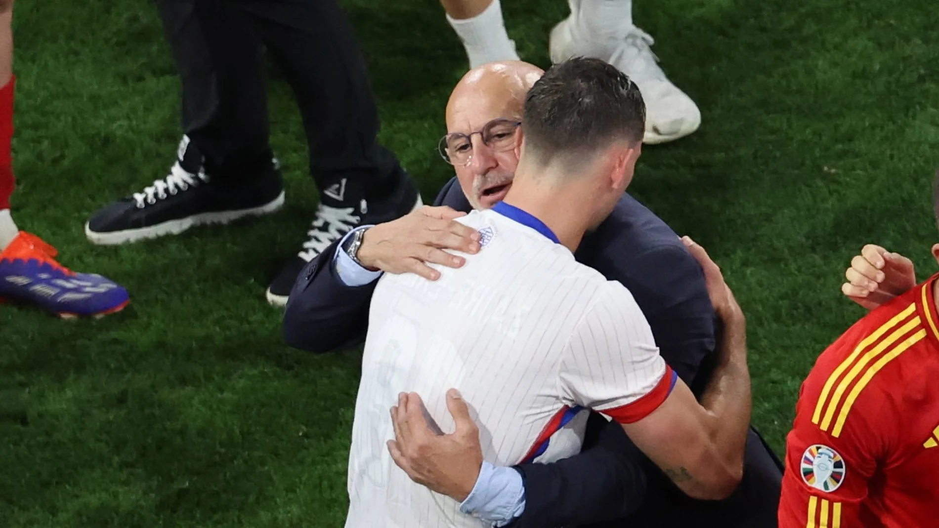 Luis de la Fuente se abraza a un futbolista después de la victoria ante Francia