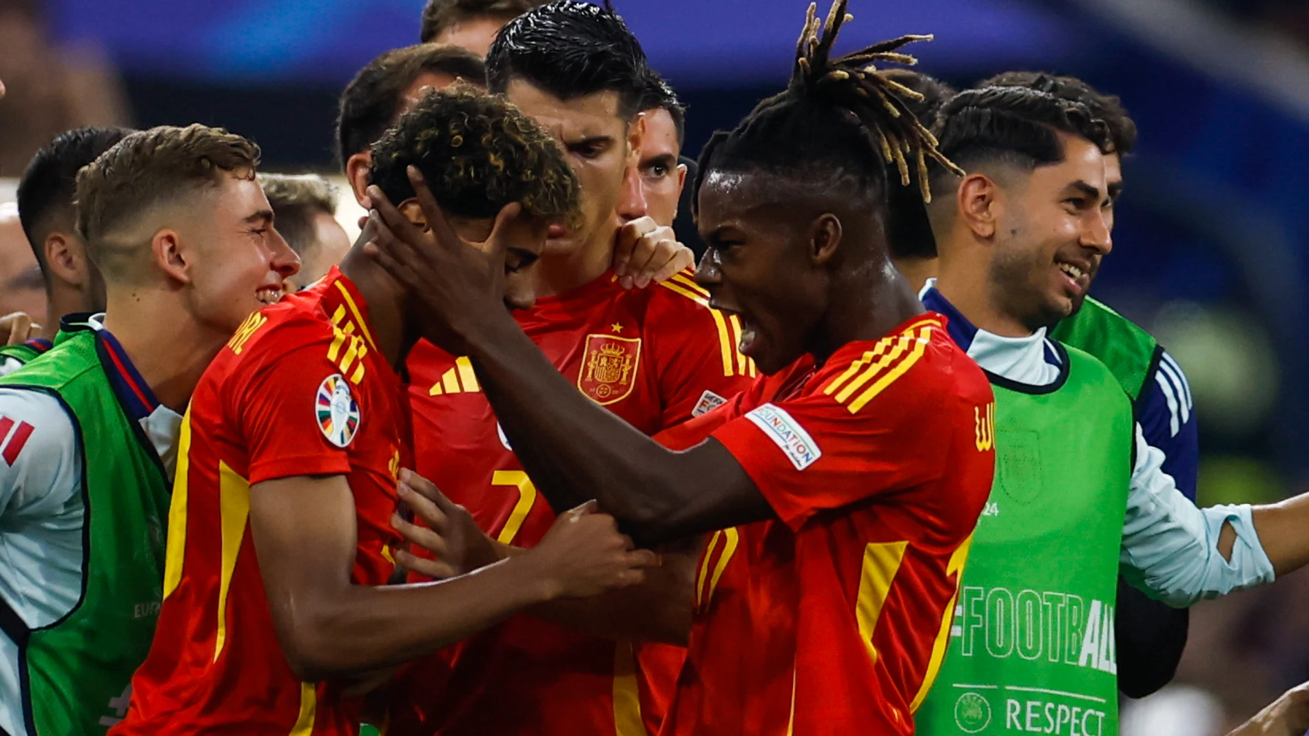 MÚNICH (ALEMANIA), 09/07/2024.- El delantero de la selección española Nico Williams (2-d) felicita a Lamine Yamal (2-i) tras marcar el primer gol ante Francia, durante el partido de semifinales de la Eurocopa de fútbol que España y Francia disputan este martes en Múnich. EFE/Alberto Estévez