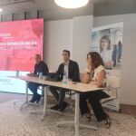 Los doctores José Luis Blanco y Luz Martín, junto a Pau Arbós