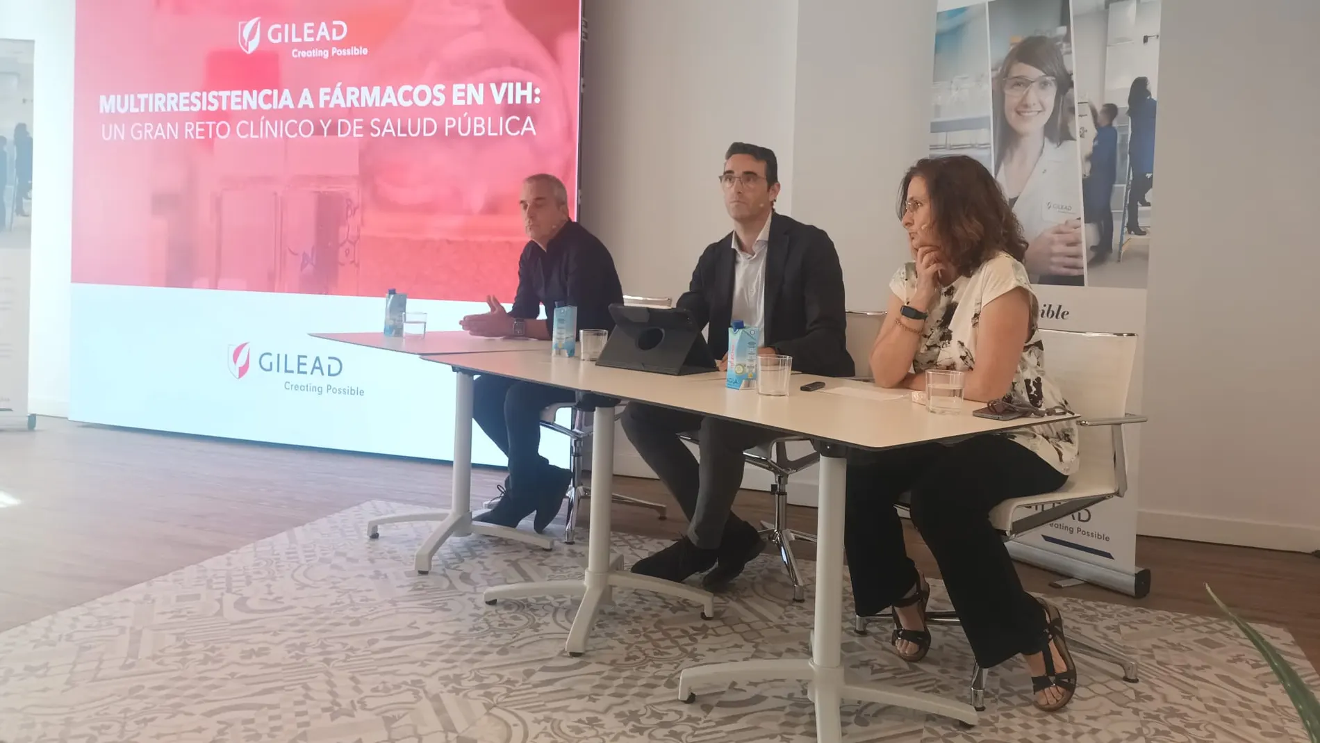 Los doctores José Luis Blanco y Luz Martín, junto a Pau Arbós