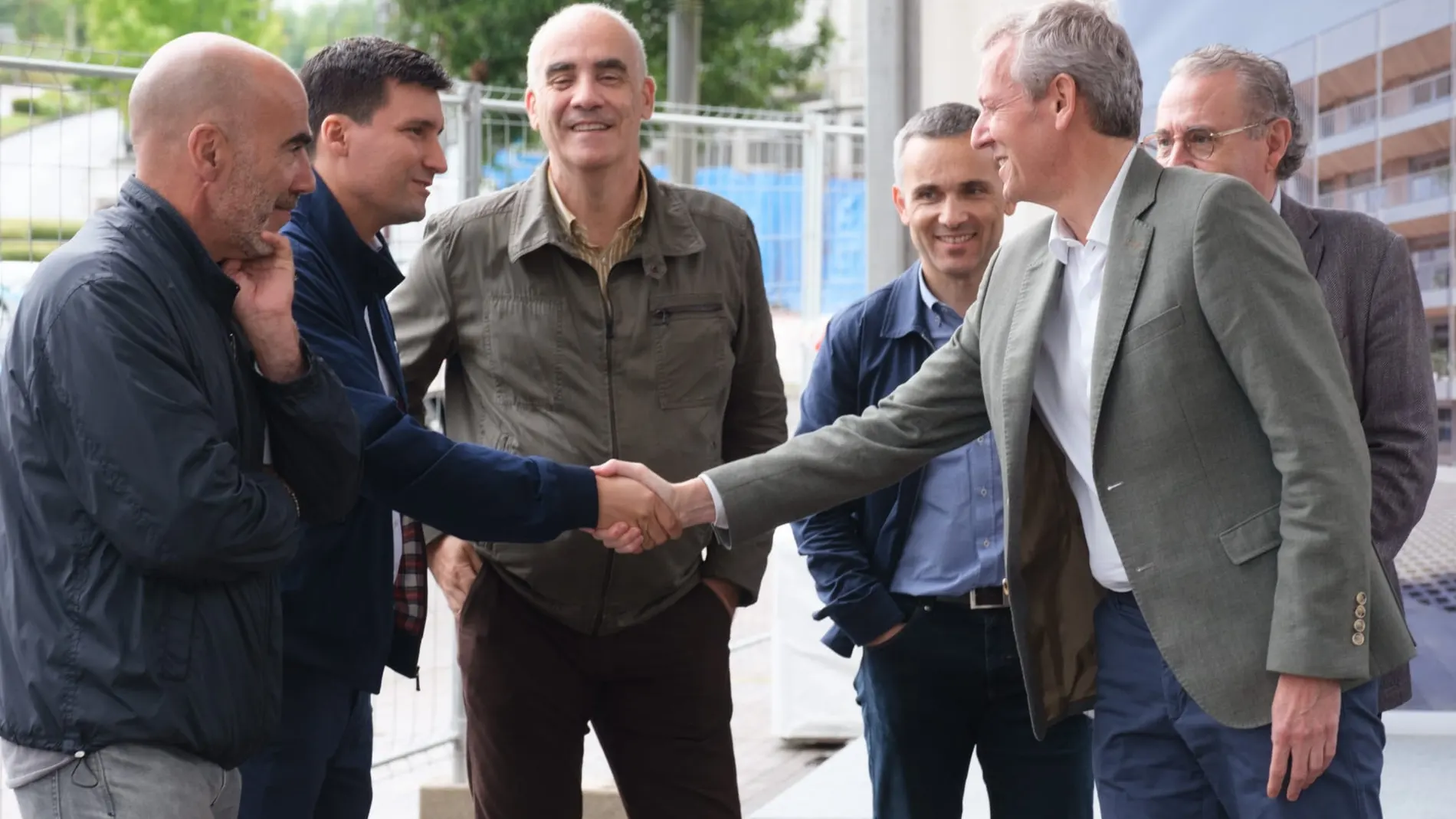 Rueda ha visitado esta mañana el inicio de las obras de viviendas de promoción pública en Valdecorvos (Pontevedra).