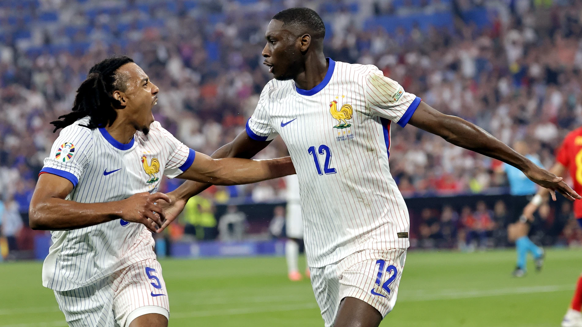 Munich (Germany), 09/07/2024.- Randal Kolo Muani of France (R) celebrates with Jules Kounde of France scoring the 1-0 during the UEFA EURO 2024 semi-finals soccer match between Spain and France in Munich, Germany, 09 July 2024. (Francia, Alemania, España) EFE/EPA/RONALD WITTEK