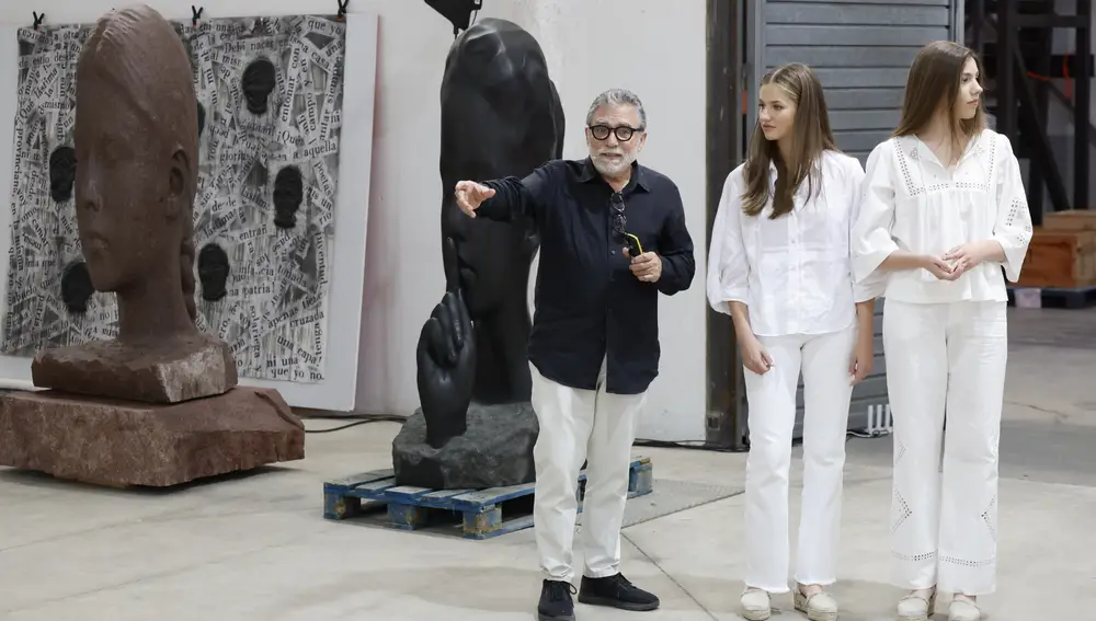 Leonor y Sofía junto a Jaume Plensa.