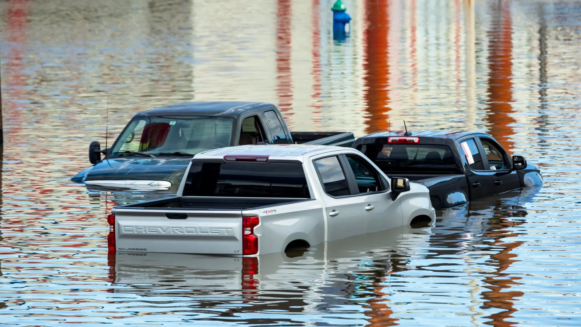 Houston (United States), 08/07/2024.- Vehicles trapped in flood waters following heavy rain from Hurricane Beryl in Houston, Texas, USA, 08 July 2024. The storm, which already caused widespread damage last week in the Caribbean, was downgraded to a tropical storm as it passed over the Gulf of Mexico before regaining strength into a hurricane. (tormenta) EFE/EPA/CARLOS RAMIREZ