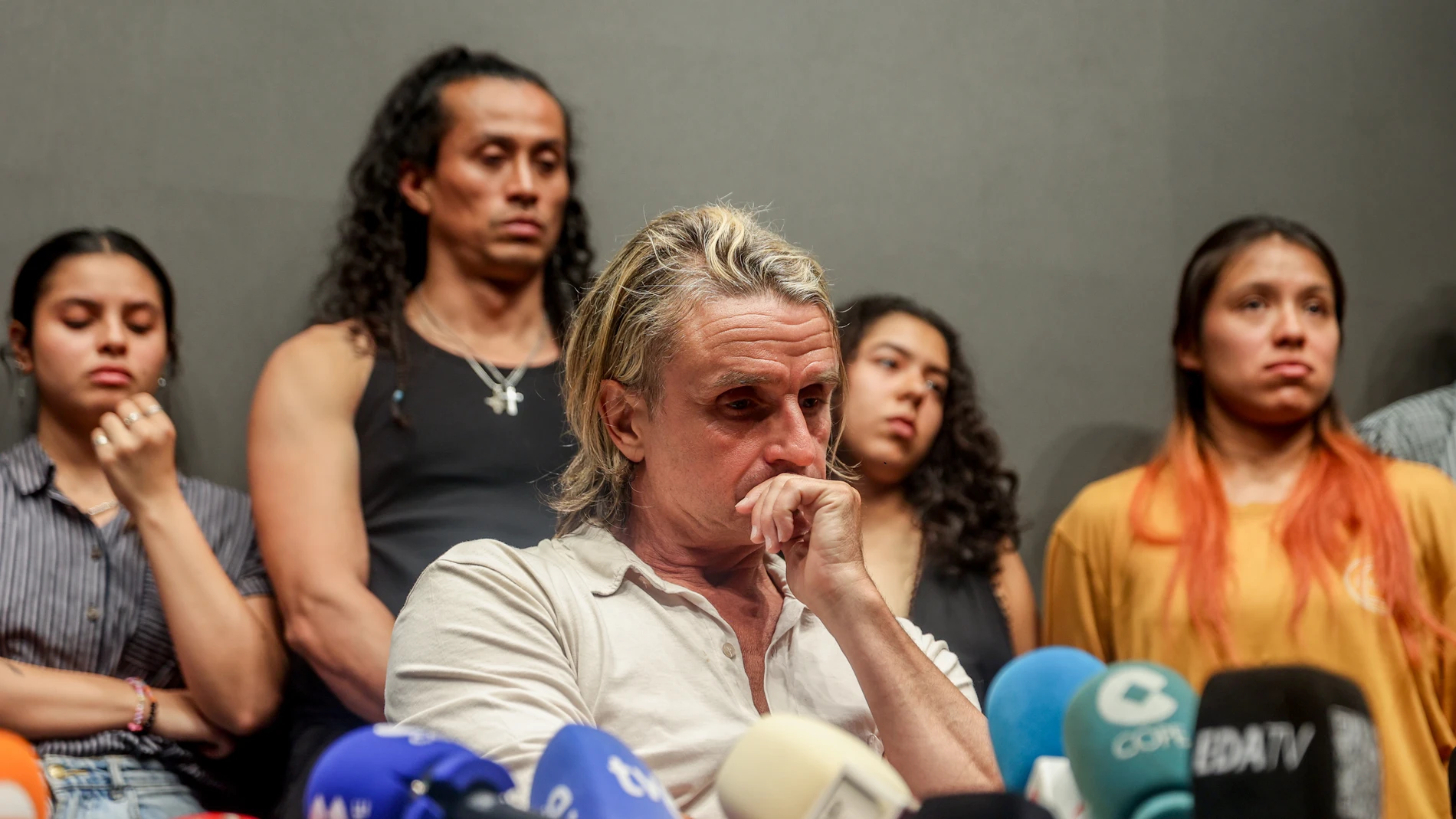 El productor musical Nacho Cano ofrece declaraciones a los medios, a 9 de julio de 2024, en Madrid (España). Nacho Cano ha atendido a los medios de comunicación tras ser detenido por contratar presuntamente a inmigrantes irregulares para su musical 'Malinche'. En concreto, se le acusa de un presunto delito contra los derechos de la población inmigrante y otro contra los derechos de los trabajadores. Tras tomarle declaración este martes, 9 de julio, ha quedado en libertad con cargos a la esper...