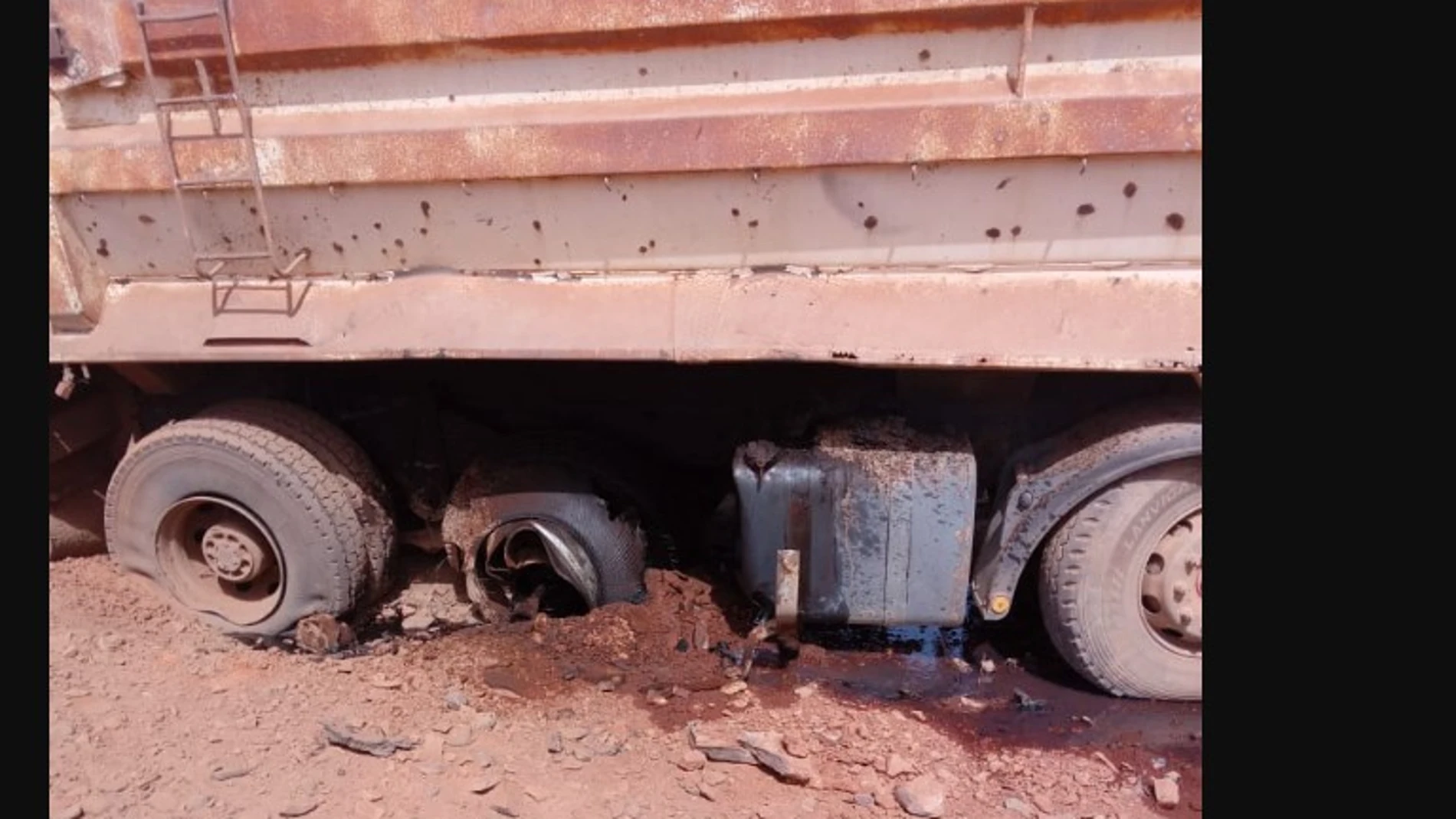 Un camión dañado tras la explosión de una mina terrestre