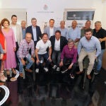 El presidente de la Diputación de Valladolid, Conrado Íscar, y Eusebio Sacristán inauguran la exposición, junto a excompañeros y autoridades