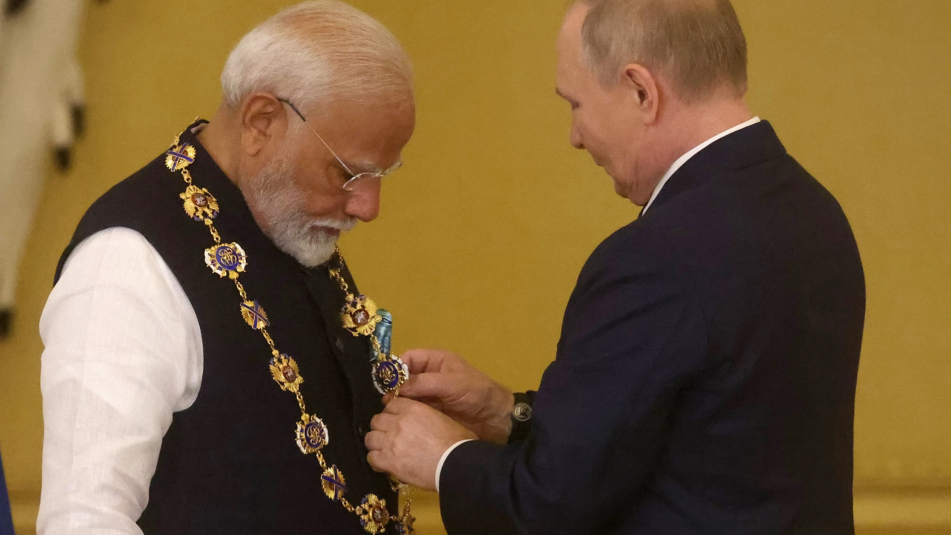 Moscow (Russian Federation), 09/07/2024.- Russian President Vladimir Putin (C) awards Indian Prime Minister Narendra Modi with the Order of St. Andrew the Apostle the First-Called during their meeting in the Kremlin in Moscow, Russia 09 July 2024. The Indian prime minister is on a two-day official visit to Russia. (Rusia, Moscú) EFE/EPA/SERGEI ILNITSKY