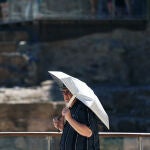 Una persona se protege del sol durante una ola de calor