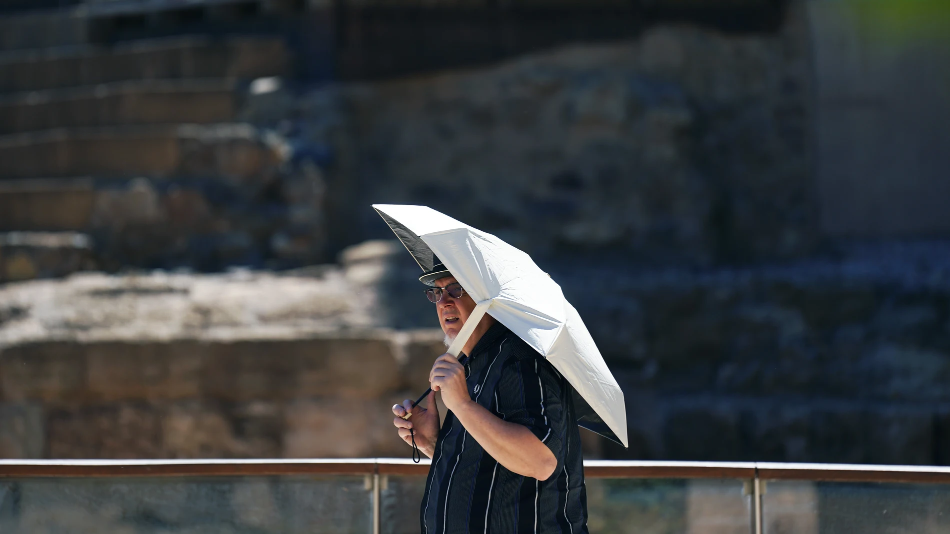 Una persona se protege del sol durante una ola de calor