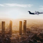 Avión sobrevuela las Cuatro Torres en Madrid