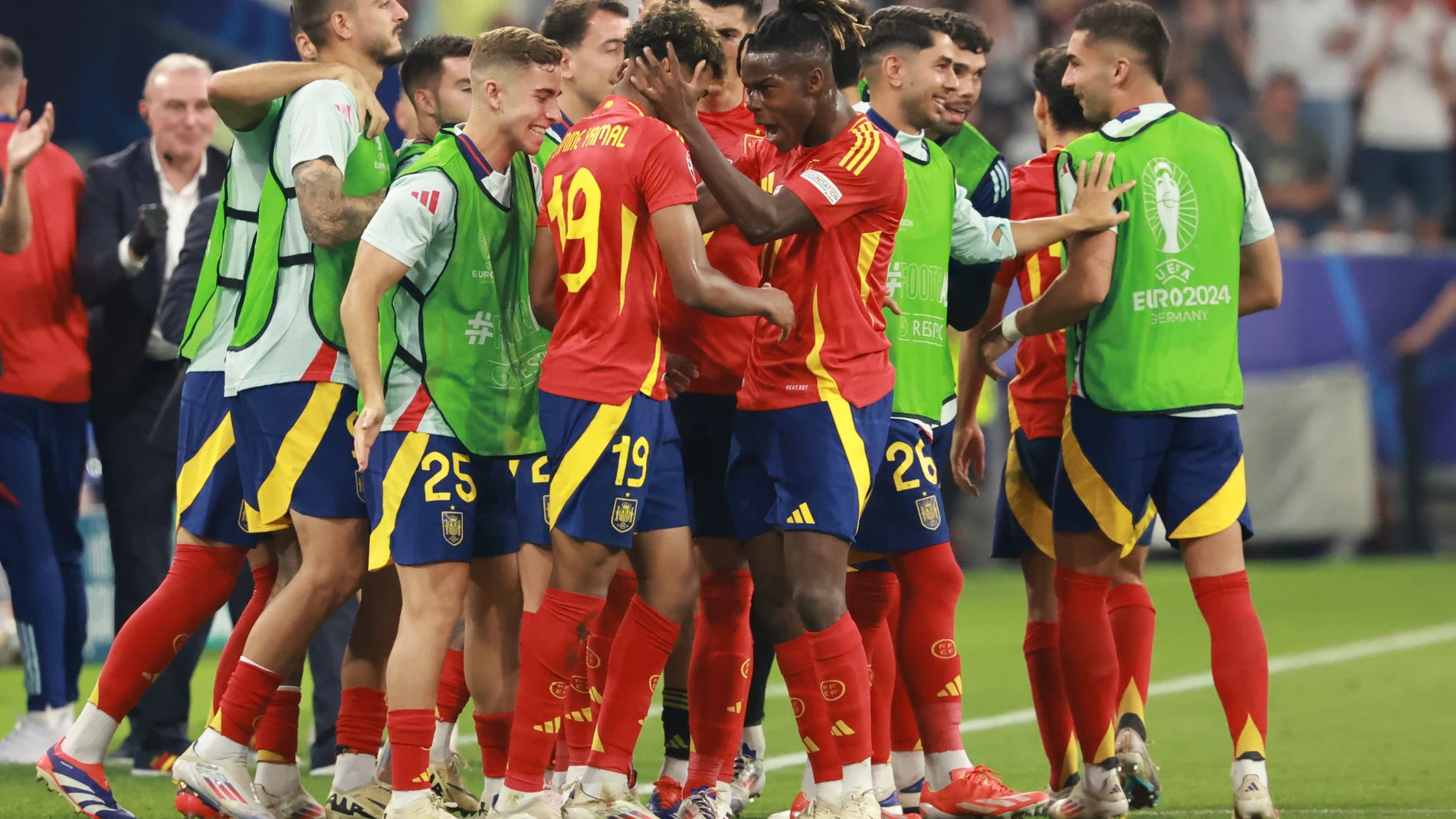 Munich (Germany), 09/07/2024.- Lamine Yamal (C-L) of Spain celebrates with teammate Nico Williams (C-R) after scoring the 1-1 goal during the UEFA EURO 2024 semi-finals soccer match between Spain and France in Munich, Germany, 09 July 2024. (Francia, Alemania, España) EFE/EPA/CLEMENS BILAN