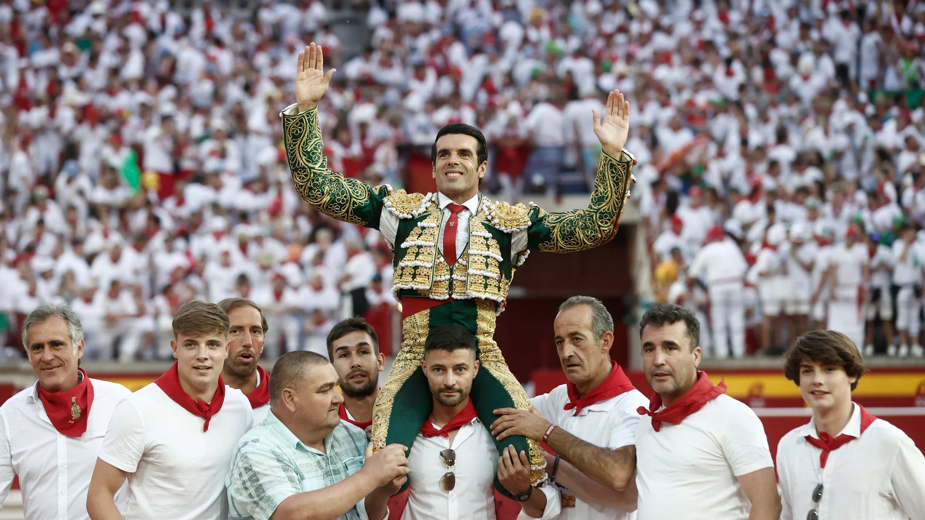 PAMPLONA, 09/07/2024.- El diestro Emilio de Justo sale a hombros de la Plaza de Toros de Pamplona al cortar dos orejas a su segundo y último toro de la tarde en la quinta de abono de la Feria de Toro de los Sanfermines 2024 donde ha compartido cartel con Sebastián Castella y Ginés Marín. EFE/Jesús Diges