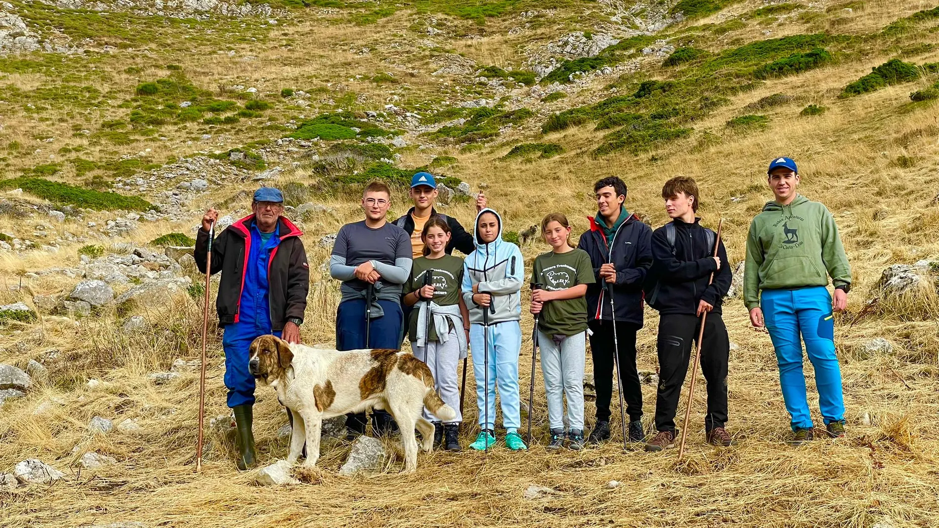 Jóvenes junto a pastores