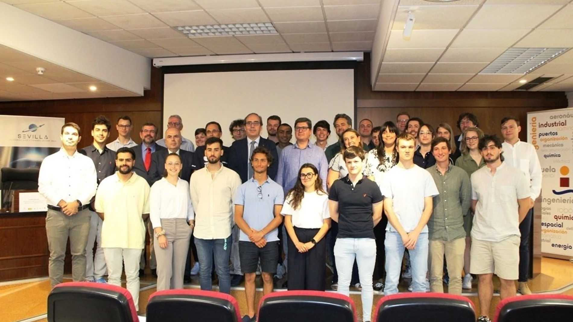 Estudiantes y autoridades en el acto de bienvenida celebrado en la Escuela Técnica Superior de Ingeniería