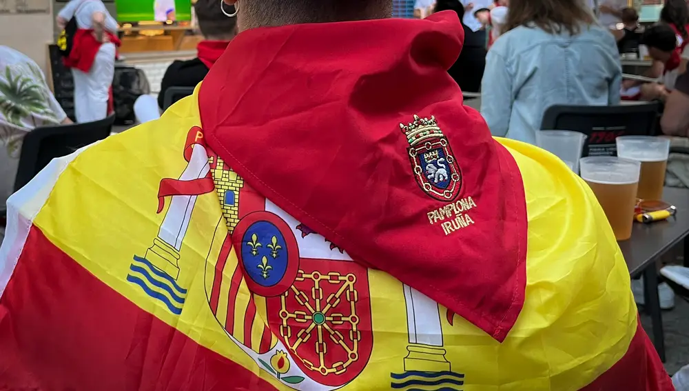 Aficionados animan a España en Pamplona en plenos Sanfermines