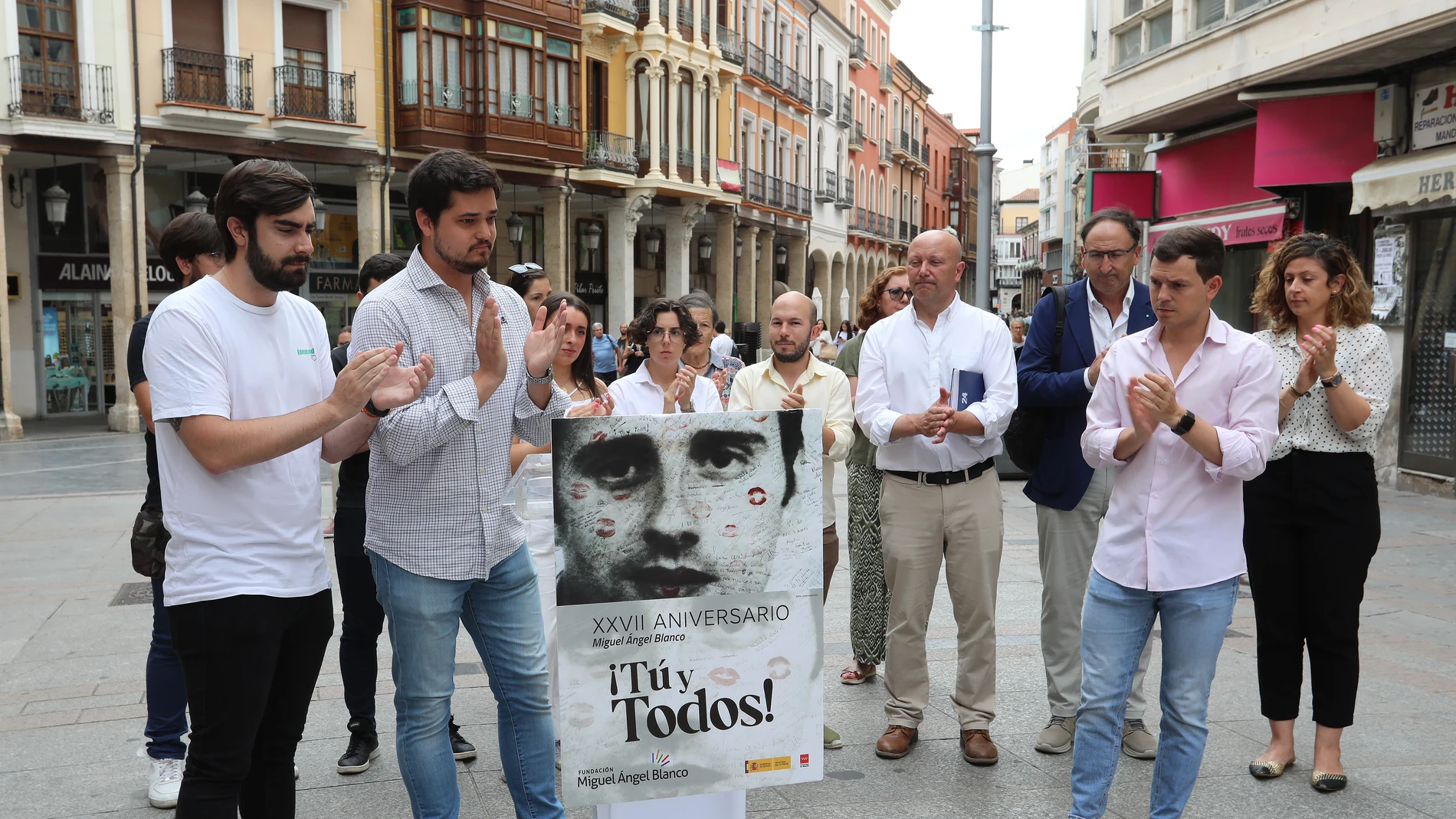 El presidente de NNGG Palencia, Alonso Nieto(I); junto con el presidente de NNGG Navarra, Carlos Jiménez(2I); afiliados y simpatizantes del PP, participan en el acto de lectura de manifiesto, minuto de silencio en memoria de Miguel Ángel Blanco