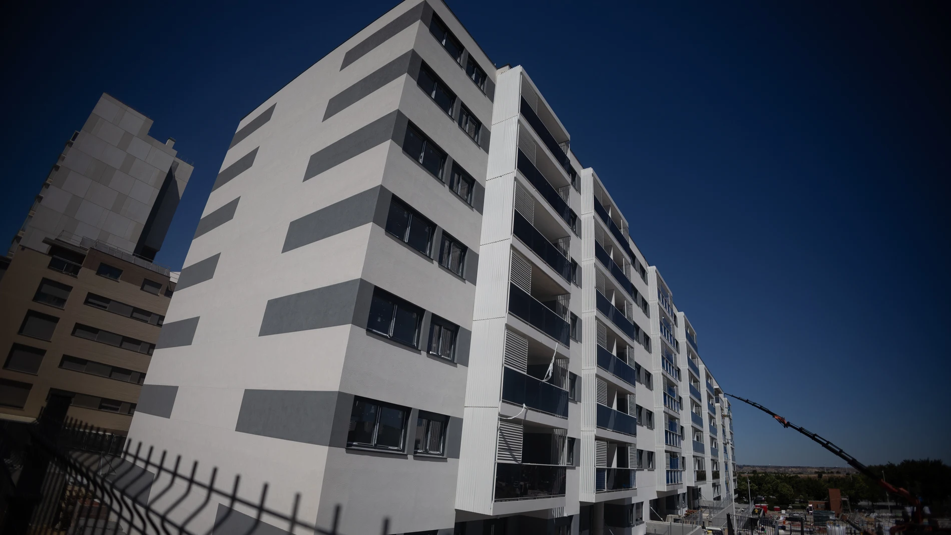 El edificio de viviendas del Plan Vive en construcción, a 10 de julio de 2024, en Madrid (España). Hoy se ha abierto el plazo de inscripción para optar a una de las 332 viviendas de alquiler asequible del Plan Vive de la Comunidad de Madrid en el barrio de Valdebebas. Las viviendas, actualmente en construcción, son de uno, dos y tres dormitorios, y se ofertarán en régimen de alquiler VPPL. Las primeras entregas están previstas para principios de 2025.10 JULIO 2024;INSCRIPCIÓN;ALQUILER;PLAN ...