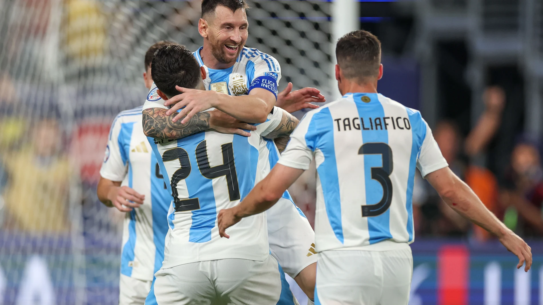 Jugadores argentinos celebrando con Lionel Messi