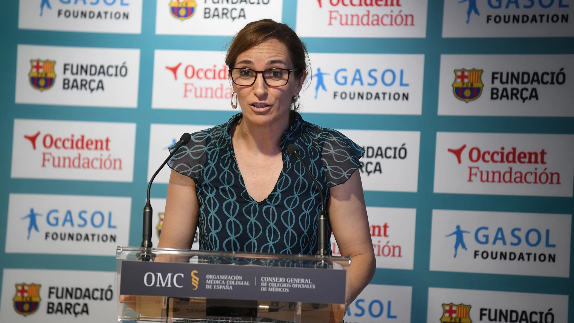 La ministra de Sanidad, Mónica García, participa en la presentación del 'Informe sobre el nivel socioeconómico y los estilos de vida de la población infantil y adolescente en España', en el Consejo General de Colegios Oficiales de Médicos, a 10 de julio de 2024, en Madrid (España). En la Gasol Foundation trabajan para reducir las cifras de obesidad infantil a través de la promoción del deporte y la actividad física, una alimentación saludable, las horas y la calidad del sueño y el bienestar e...