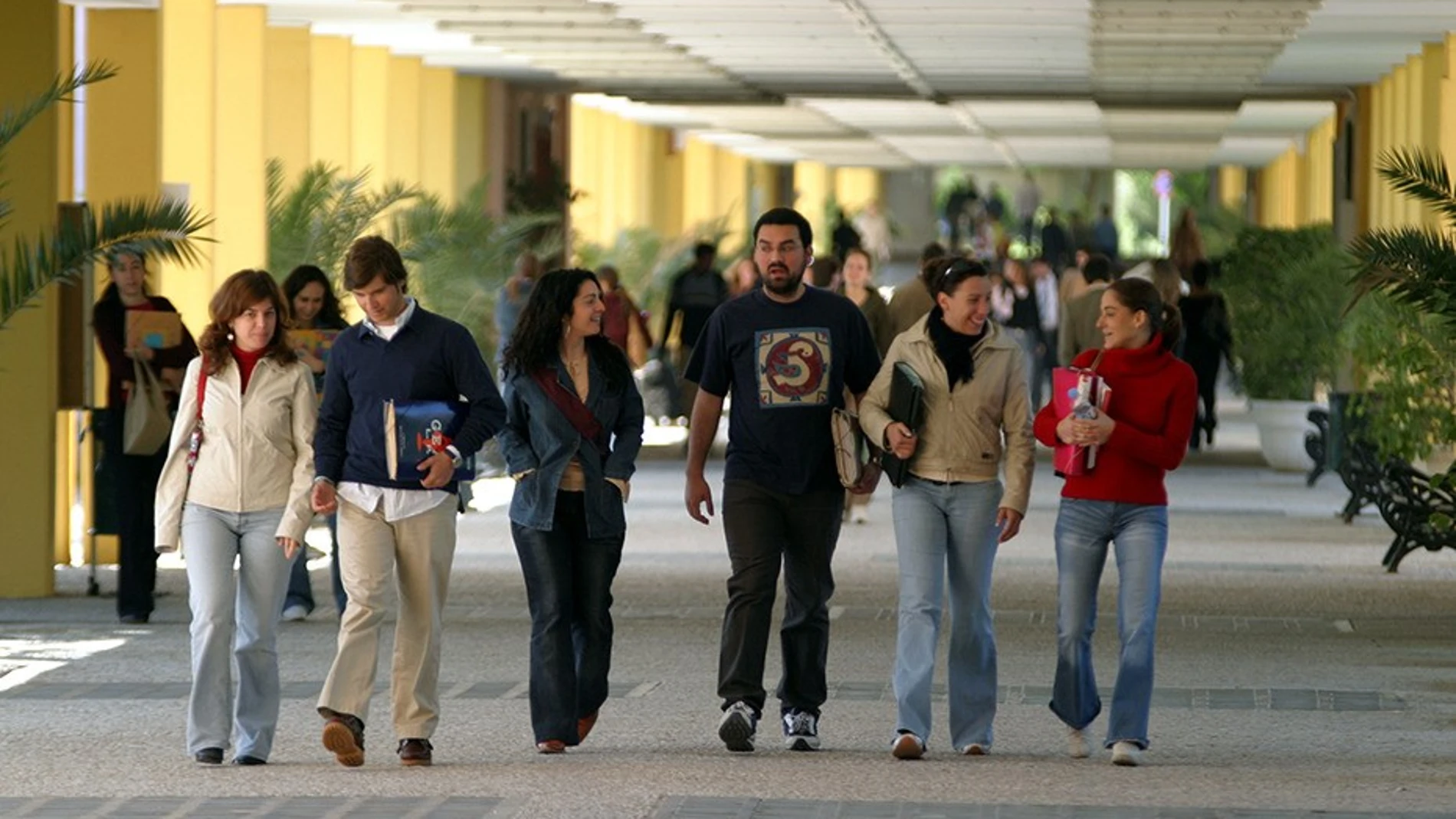 Varios estudiantes por los pasillos de la Universidad Pablo de Olavide (UPO), en Sevilla
