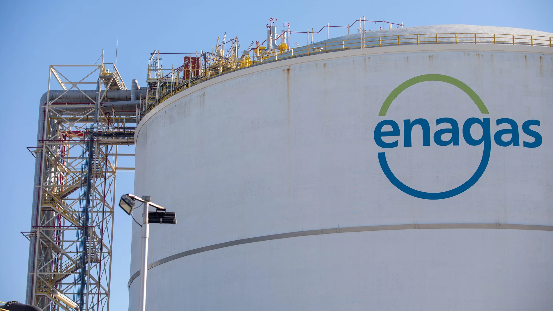 Planta de regasificación de Enagás del Puerto de Barcelona.