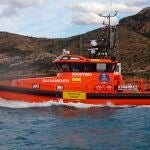 El cuerpo fue trasladado por una embarcación de Salvamento Marítimo. 