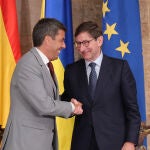 El jefe del Consell, Carlos Mazón, y el presidente de CaixaBank, José Ignacio Goirigolzarri