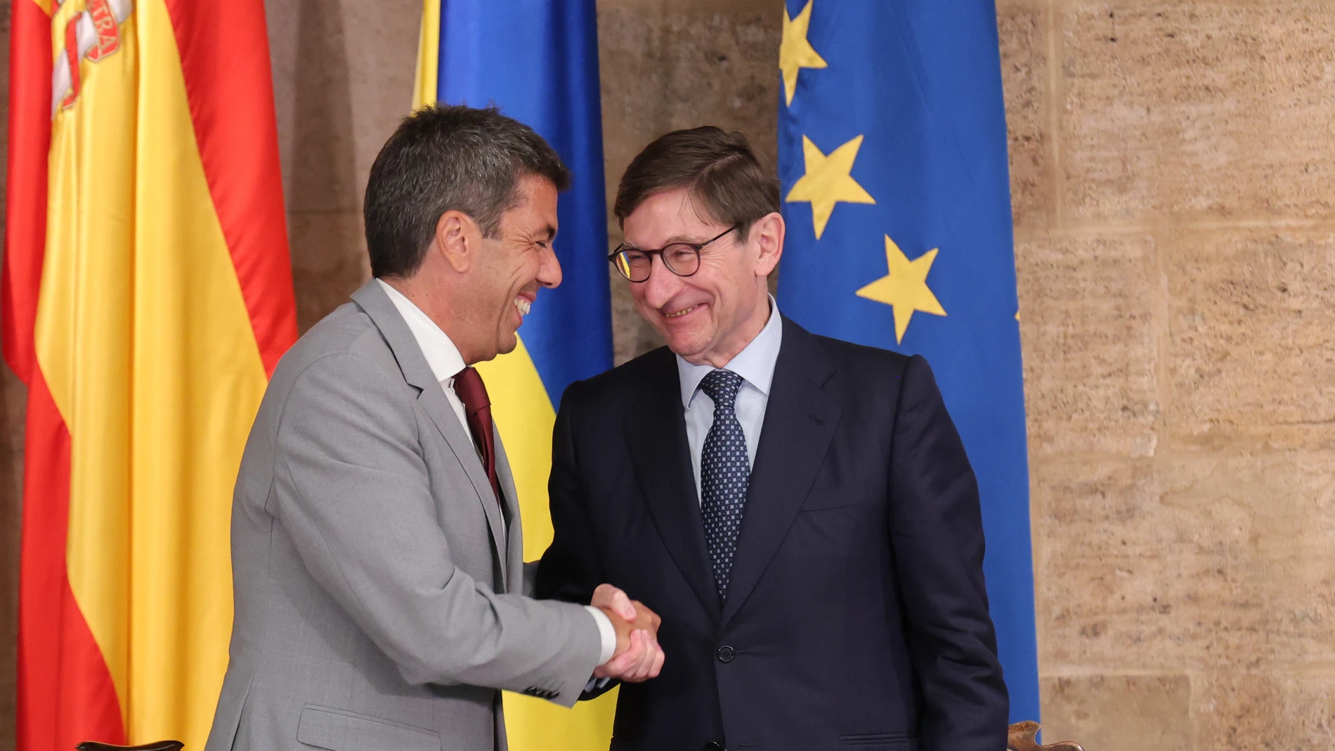 El jefe del Consell, Carlos Mazón, y el presidente de CaixaBank, José Ignacio Goirigolzarri