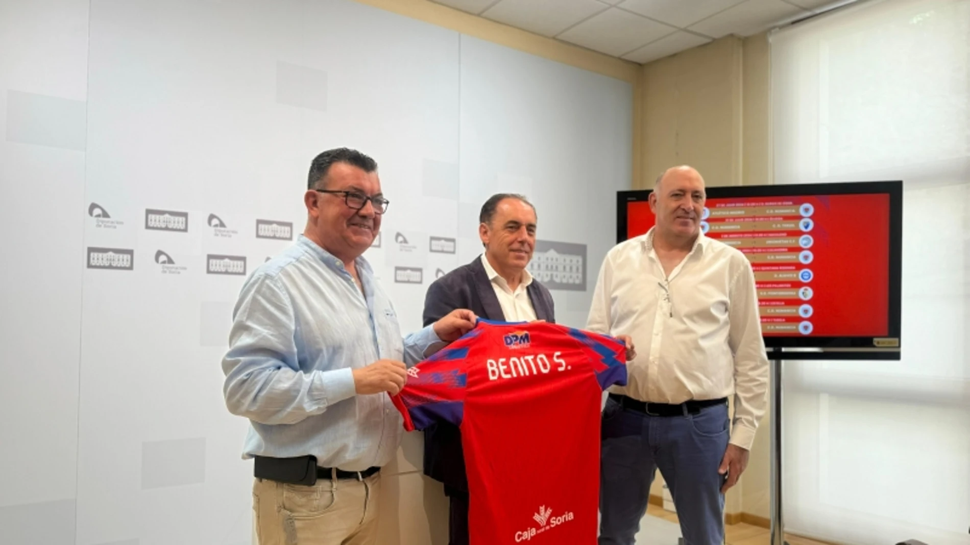El presidente de la Diputación de Soria, Benito Serrano, recibe a los dirigentes del Numancia