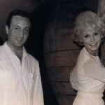 Narciso García con Janet Leigh, a punto de estampar su firma