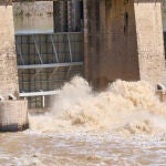 Una de las presas de la Confederación Hidrográfica del Guadalquivir soltando agua