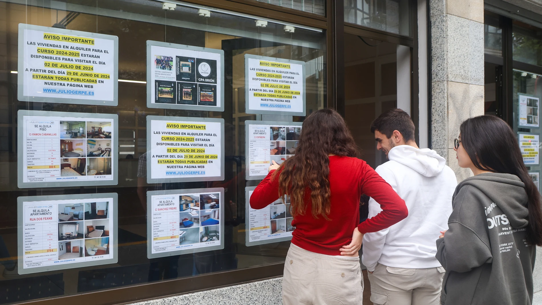 SANTIAGO DE COMPOSTELA, 11/07/2024.-Estudiantes, trabajadores y familias se enfrentan a la "misión imposible" de encontrar piso en alquiler en Santiago de Compostela. La escasa oferta, unida a los altos precios, hacen muy difícil encontrar un hogar en la capital gallega, que está expulsando a los vecinos a las zonas limítrofes.EFE/ Xoán Rey