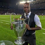 Balotelli con la copa de la Champions League