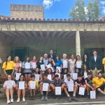 Las autoridades junto a los alumnos participantes en el proyecto