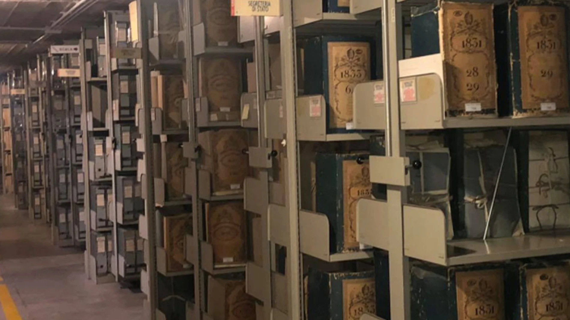 Imagen de estanterías en el Archivo Vaticano